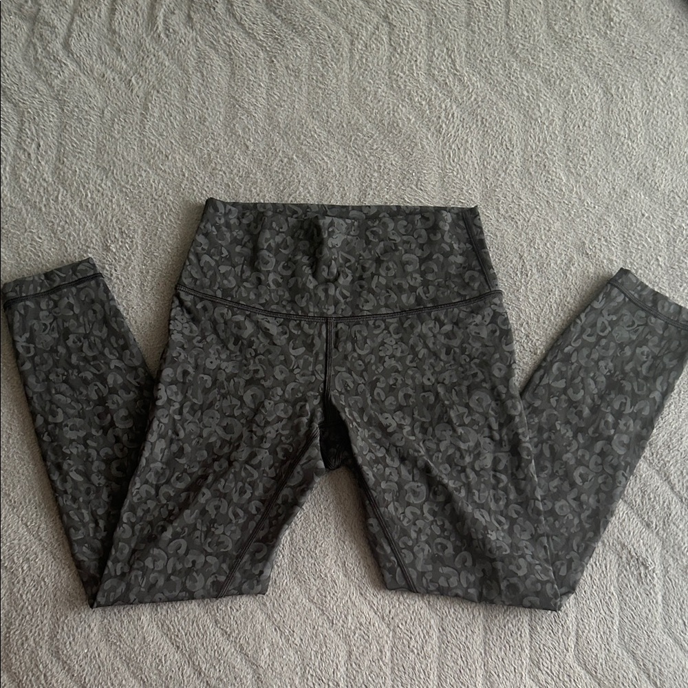 Women’s size 6 lululemon athletica Black and Gray Patterned Cropped Leggings